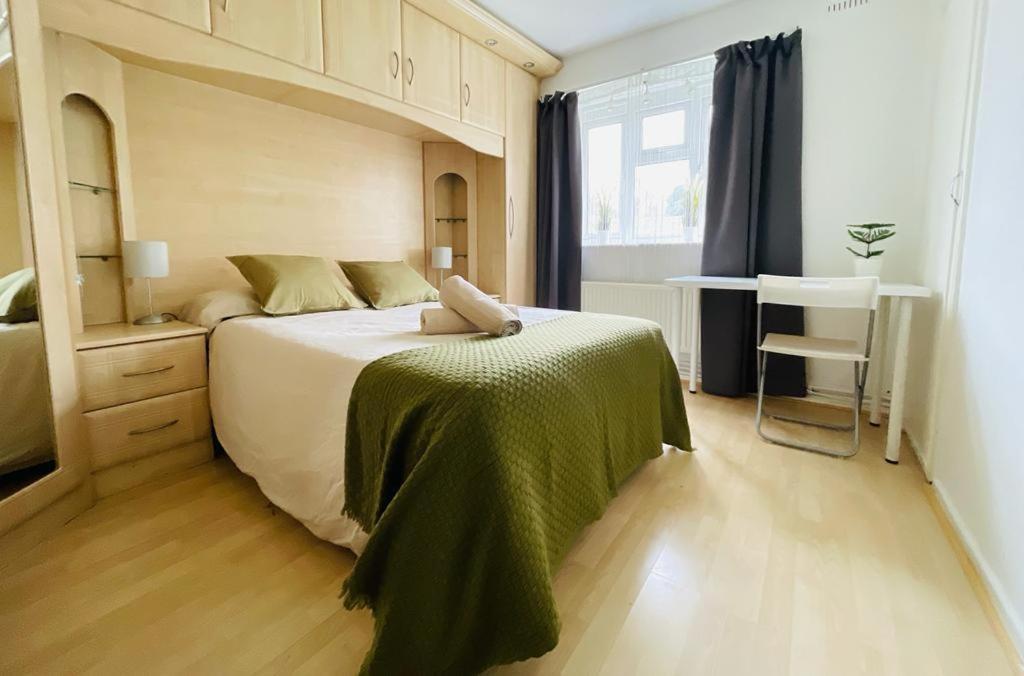 Tempat tidur dalam kamar di Cosy Flat Close To East Finchley Station