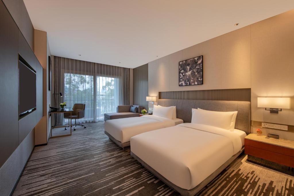 Postel nebo postele na pokoji v ubytování Dongguan Marriott Hotel