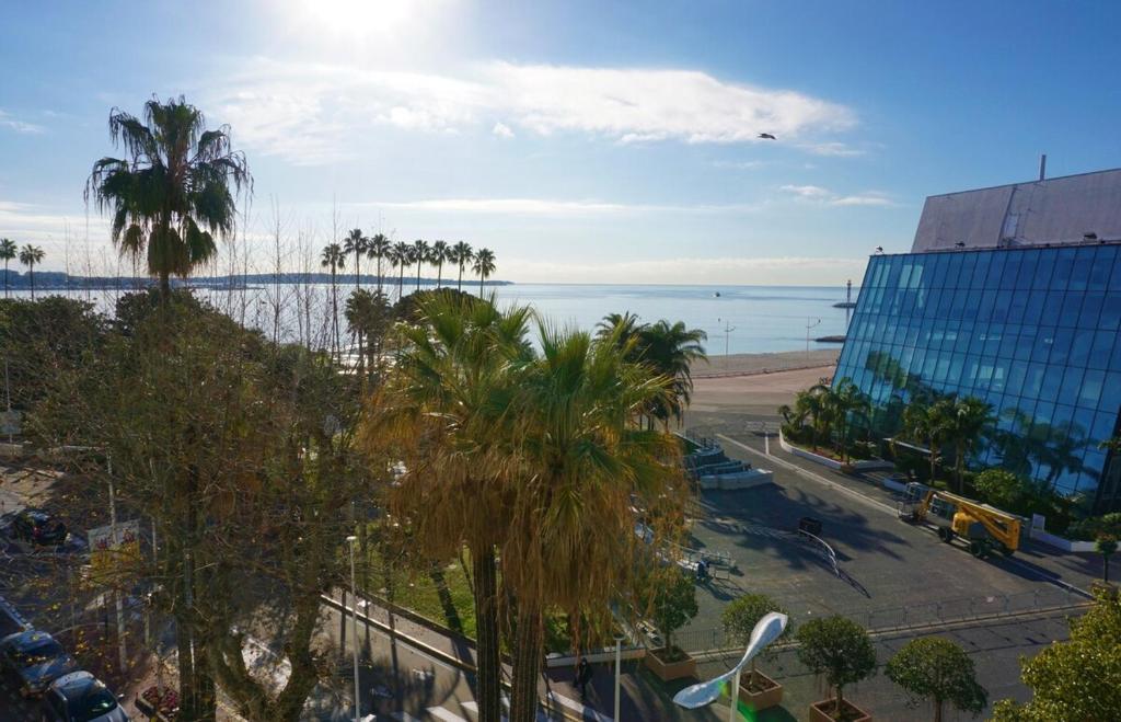 une vue d'une ville avec des palmiers et l'océan dans l'établissement LEM5F - Palmes d'Or Properties, à Cannes