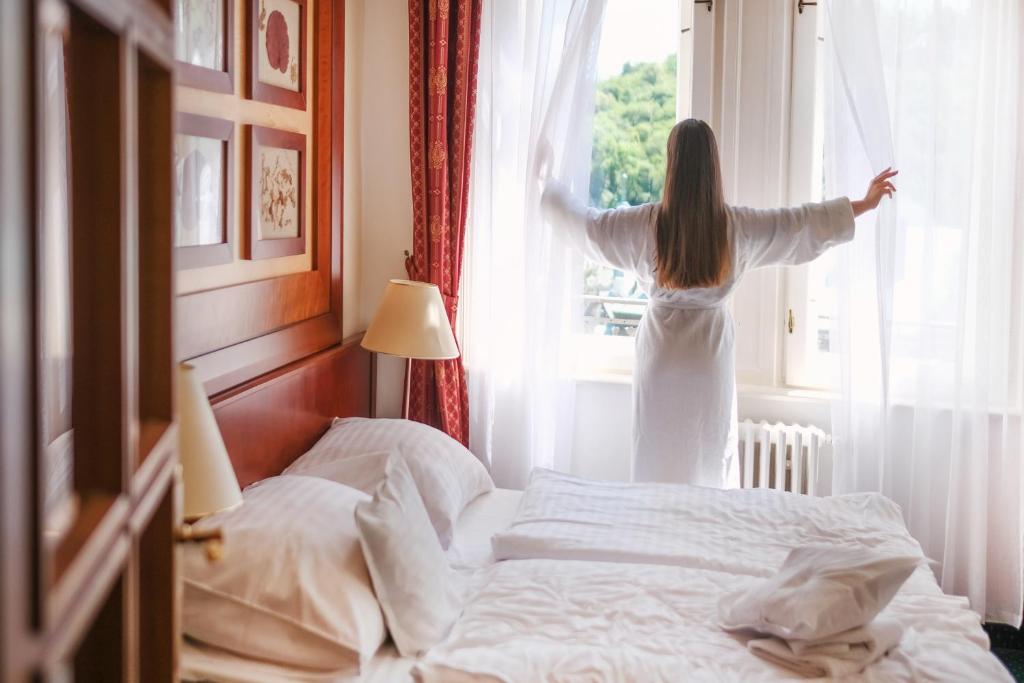 Postel nebo postele na pokoji v ubytování Spa Hotel Villa Smetana