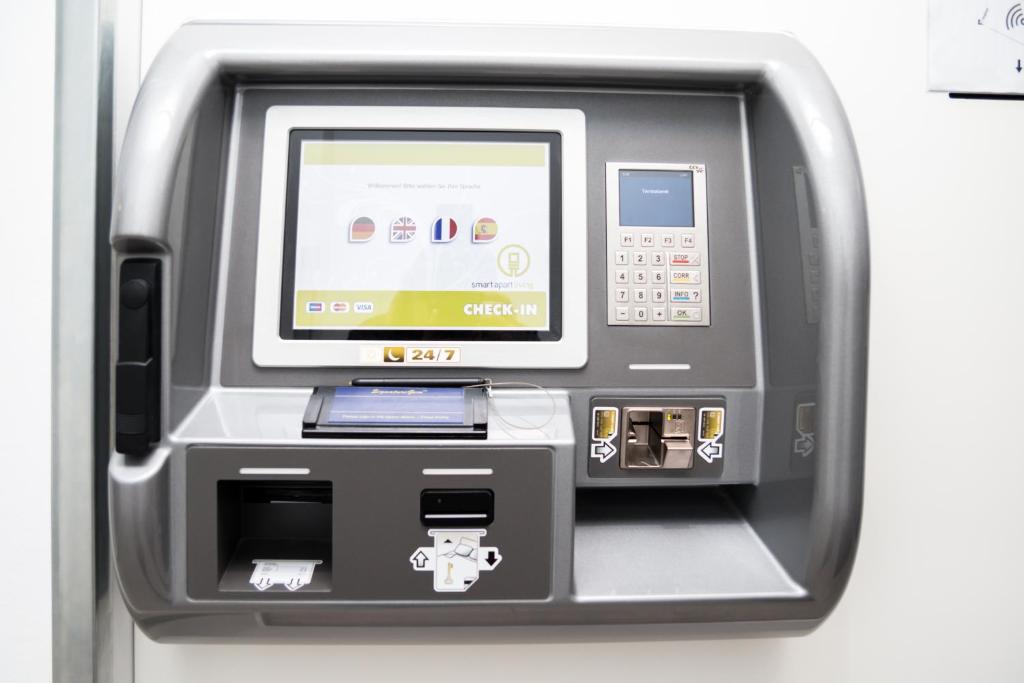 Smart Nano Living - Wien Hauptbahnhof - self check-in - Resim 17