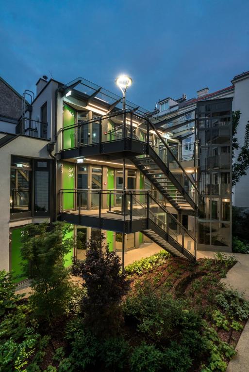 Smart Nano Living - Wien Hauptbahnhof - self check-in - Resim 2