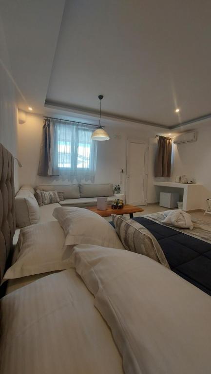 Postel nebo postele na pokoji v ubytování Ambience Suites