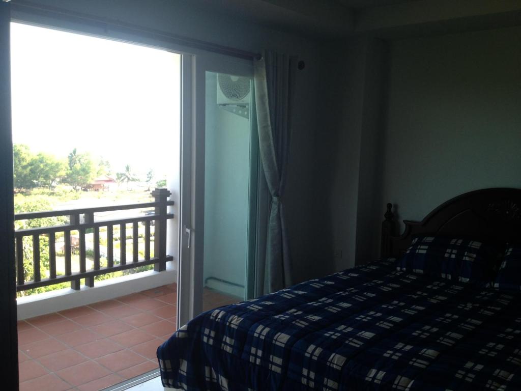 Кровать или кровати в номере Khanom Beach Residence