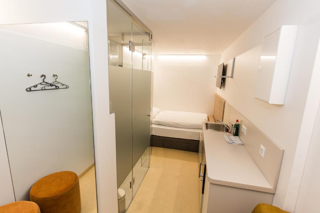 Smart Nano Living - Wien Hauptbahnhof - self check-in - Resim 7