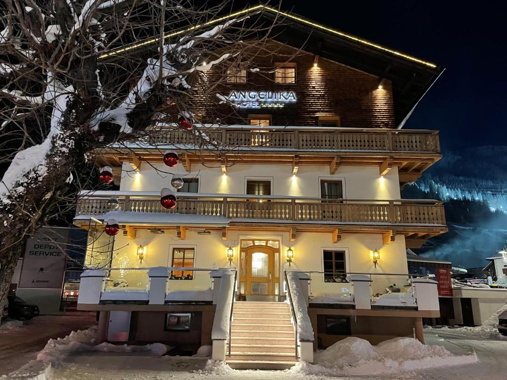 ein Gebäude im Schnee bei Nacht in der Unterkunft Hotel Angelika in Sankt Anton am Arlberg
