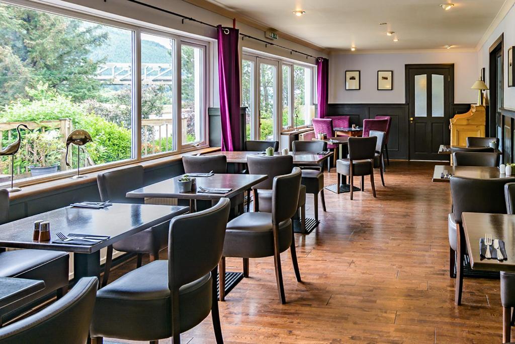 Posezení v ubytování Loch Leven Hotel & Distillery