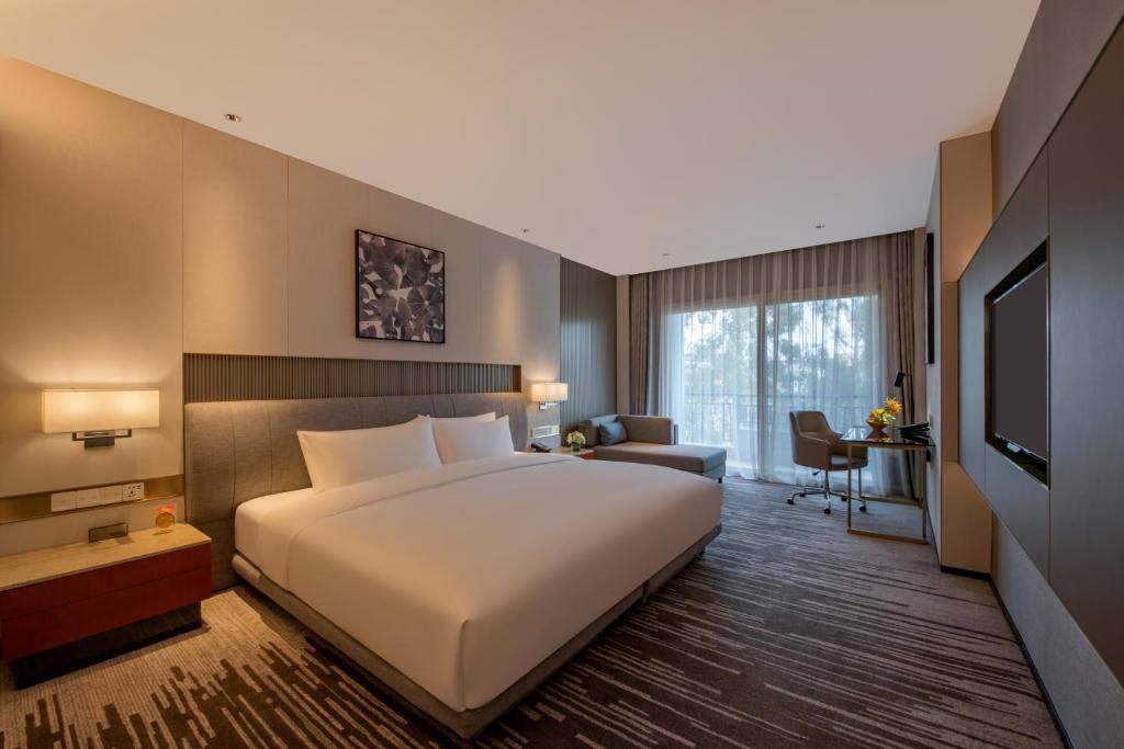 Postel nebo postele na pokoji v ubytování Dongguan Marriott Hotel