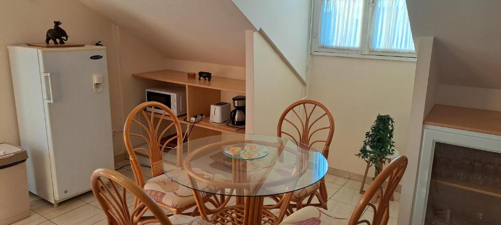 Kuchyň nebo kuchyňský kout v ubytování Logement spacieux deux pièces à Baie Mahault