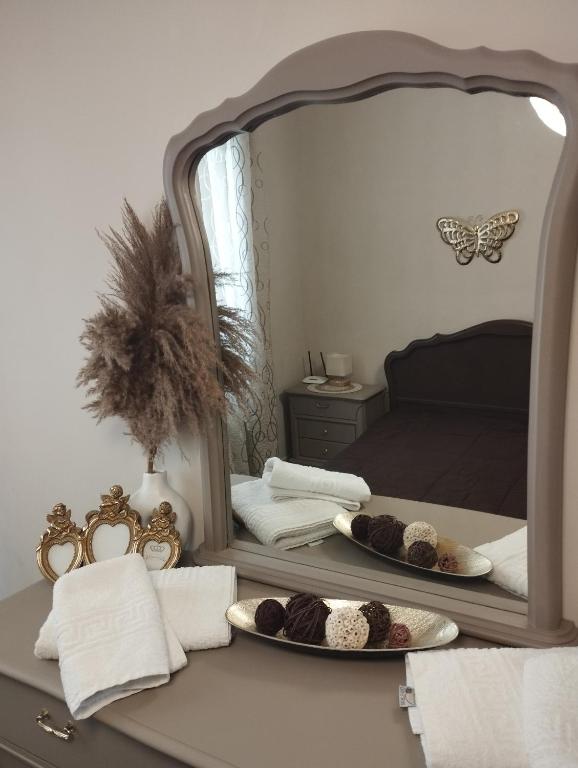 lustro z dwoma talerzami jedzenia na ladzie w obiekcie Evi's House w mieście Limenas