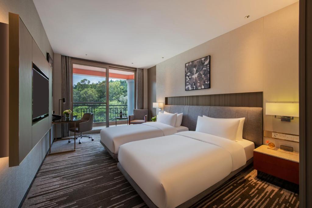 Postel nebo postele na pokoji v ubytování Dongguan Marriott Hotel
