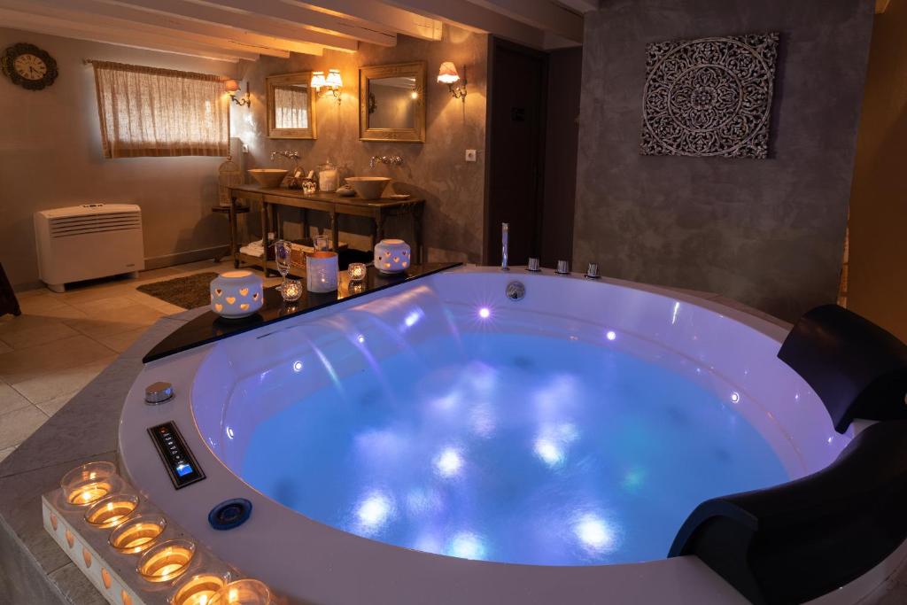 CHARME AU FIL DE L'EAU - Suite Avec Bain à Remous