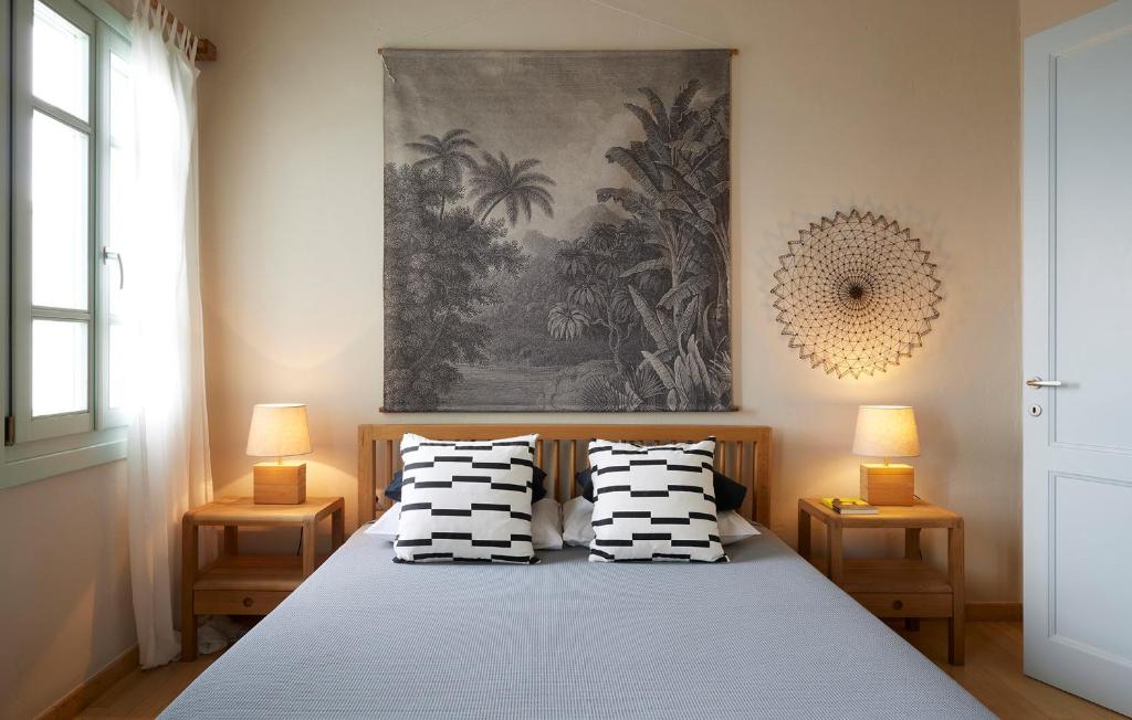 Giường trong phòng chung tại Cycladic Villa ERoza