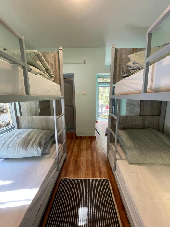Postel nebo postele na pokoji v ubytování Eevolve Dharamkot - An Eco Hostel