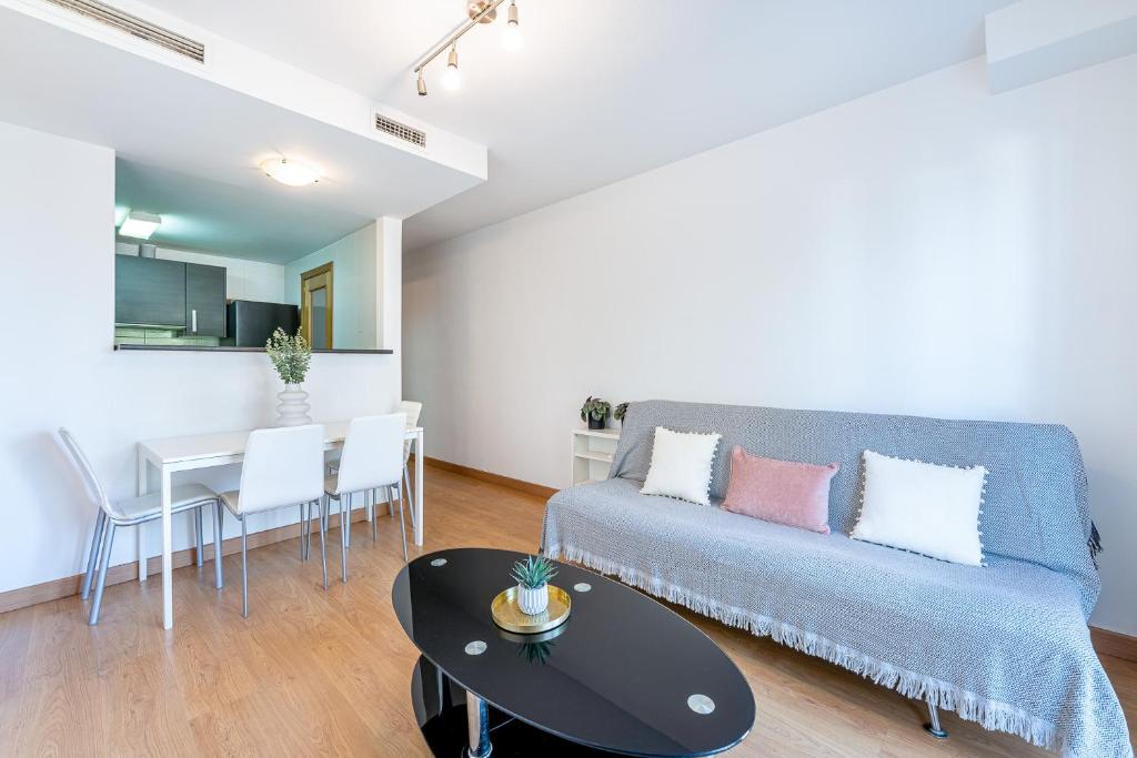 Posezení v ubytování 797 HOLIDAY RENTALS -Piso con terraza y vistas en la Nogalera