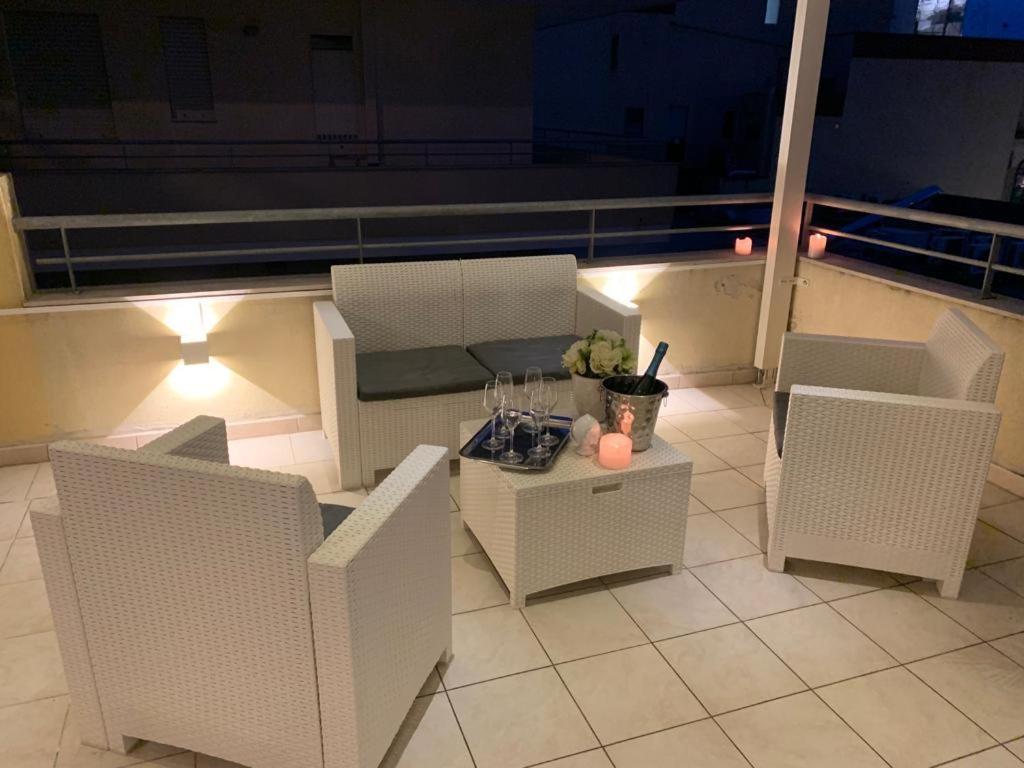 Część wypoczynkowa w obiekcie Roomy Apartment with Terrace & Parking