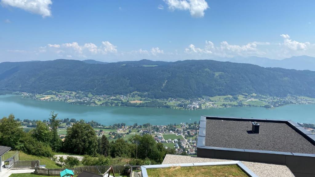 aus einem Haus mit Seeblick in der Unterkunft Paradies in Bodensdorf