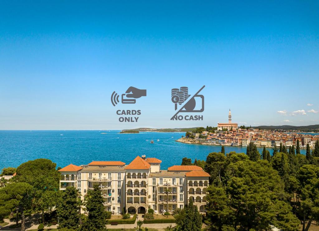 una rappresentazione di un edificio con l’oceano sullo sfondo di Maistra Select Island Hotel Katarina a Rovigno (Rovinj)
