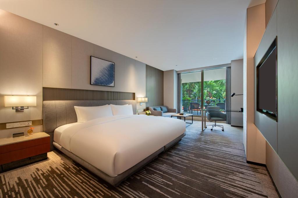 Postel nebo postele na pokoji v ubytování Dongguan Marriott Hotel