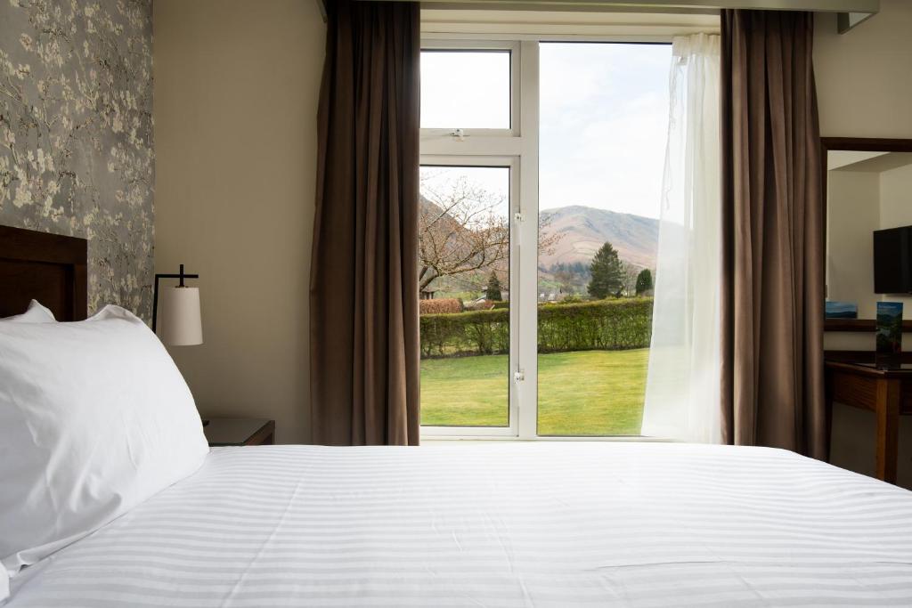 Postel nebo postele na pokoji v ubytování The Swan at Grasmere- The Inn Collection Group