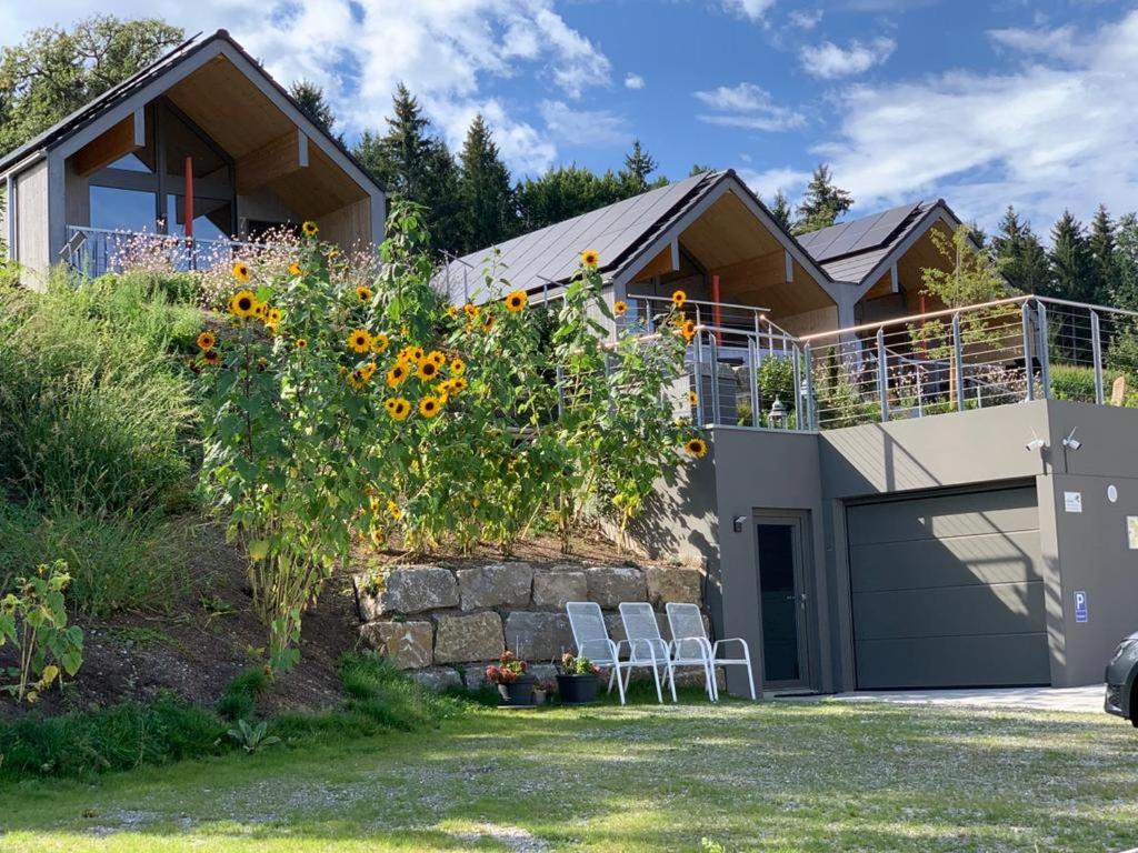 una casa con un mucchio di girasoli di Ferienhäuser Fischer Wagenhausen a Bad Saulgau