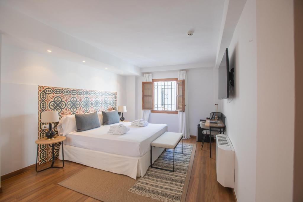 una sala de estar con una gran cama blanca en una habitación en Soho Boutique Atalia, en Córdoba