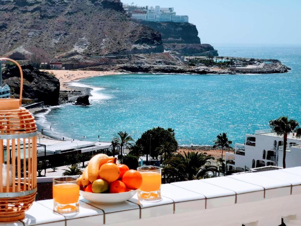 a bowl of fruit on a balcony with a view of the ocean at Gran Ocean View in Playa del Cura