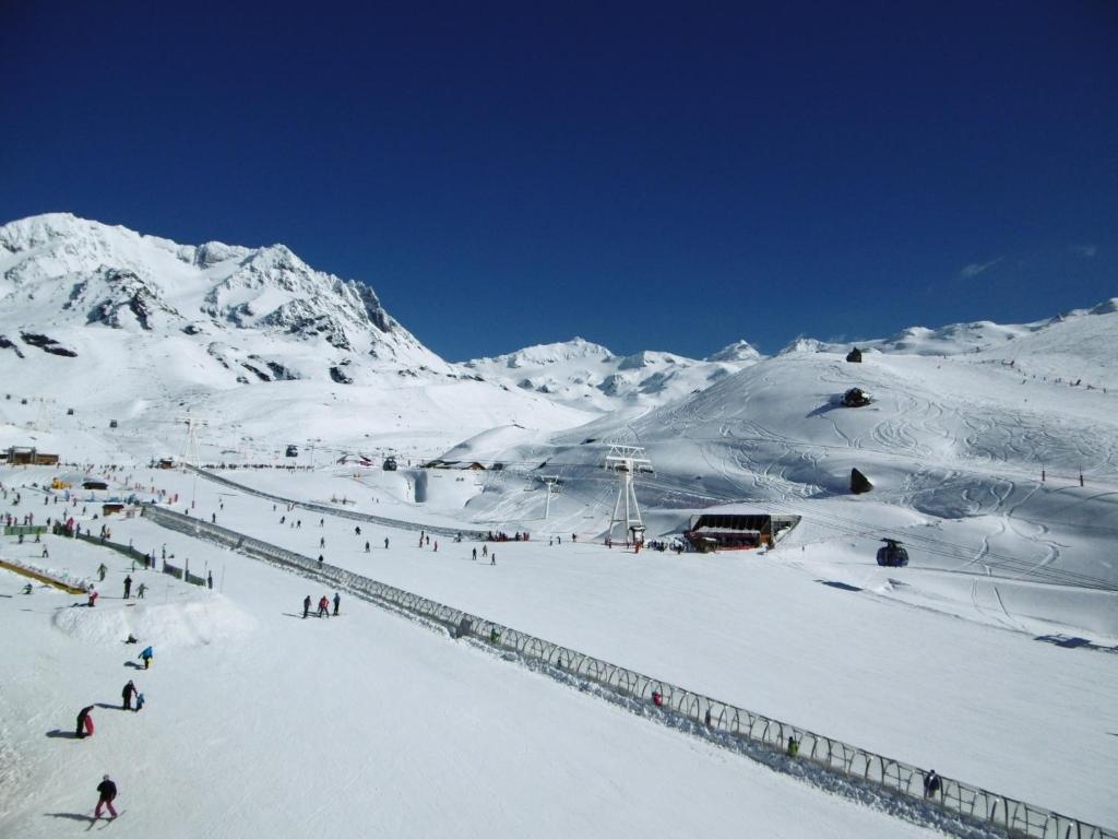 ヴァル・トランスにあるTemples du Soleilの雪山を下る人々