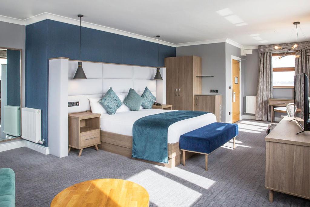 Postel nebo postele na pokoji v ubytování Diamond Coast Hotel