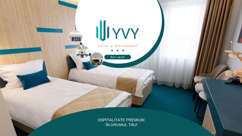 ein Hotelzimmer mit 2 Betten und einem Tisch in der Unterkunft Hotel YVY in Sebeş