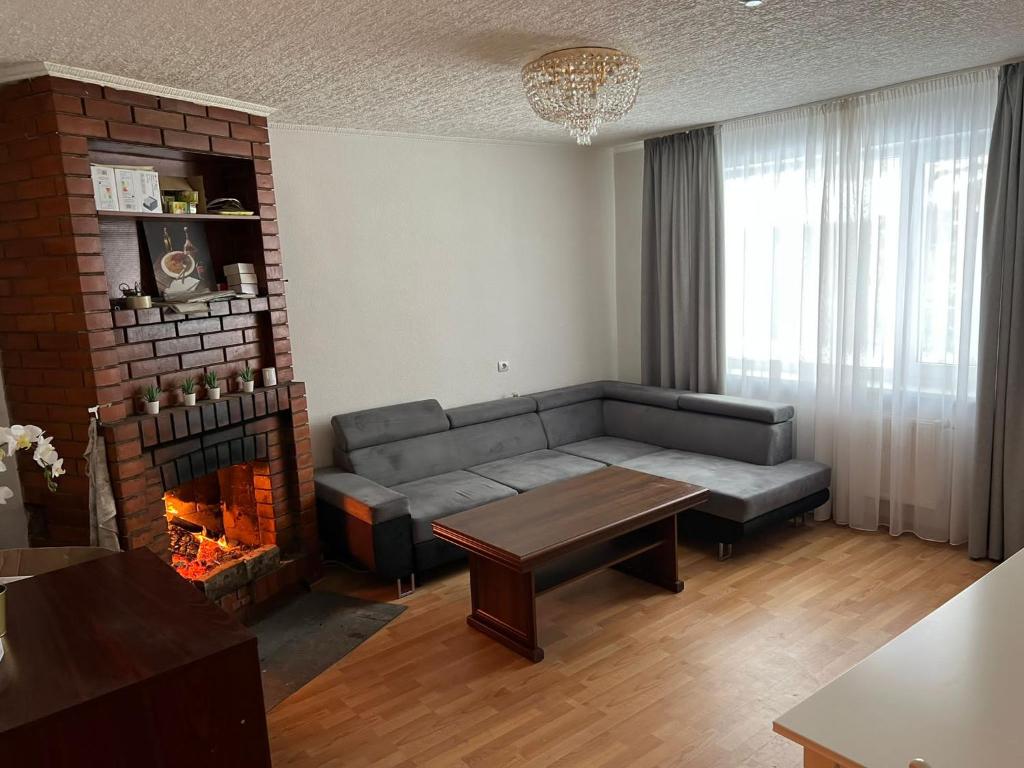 sala de estar con sofá y chimenea en Lake&Forest&City en Riga
