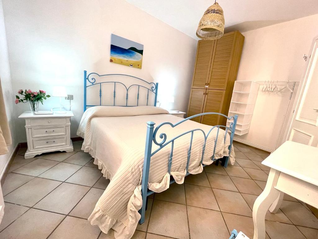 een slaapkamer met een blauw bed in een kamer bij Casa vacanze Valledoria Q8732 in Valledoria