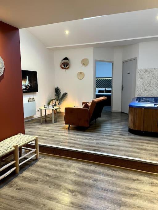 TV a/nebo společenská místnost v ubytování La suite, avec jacuzzi & sauna
