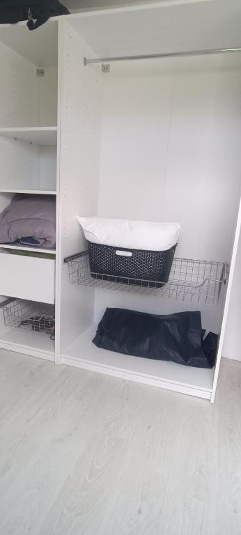 biała szafka z materacem i materacem w obiekcie Agréable chambre double avec salle d'eau privative w mieście Le Mesnil-Théribus
