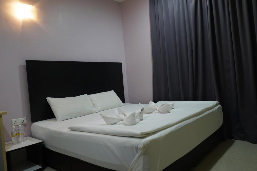 Postel nebo postele na pokoji v ubytování Hotel Victory Inn KLIA and KLIA 2