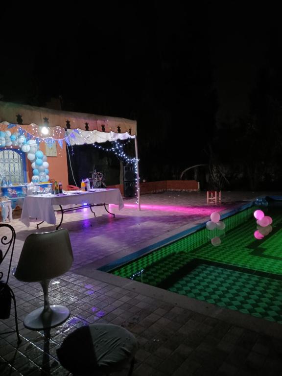 - une soirée au bord de la piscine avec une table et des ballons dans l'établissement Tiworgua, à Marrakech