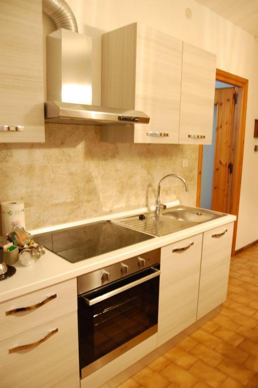 una cucina con lavandino e piano cottura di Ca’ Ruset a Roccaforte Mondovì