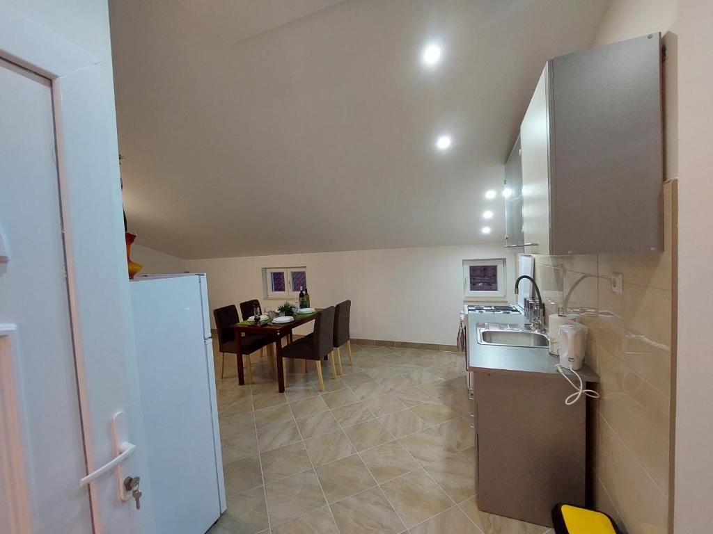 Kuchyň nebo kuchyňský kout v ubytování Apartman Ema