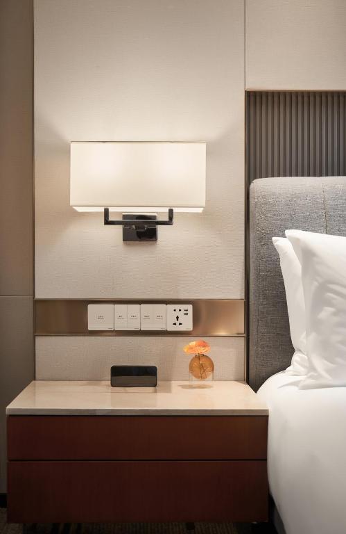 Postel nebo postele na pokoji v ubytování Dongguan Marriott Hotel