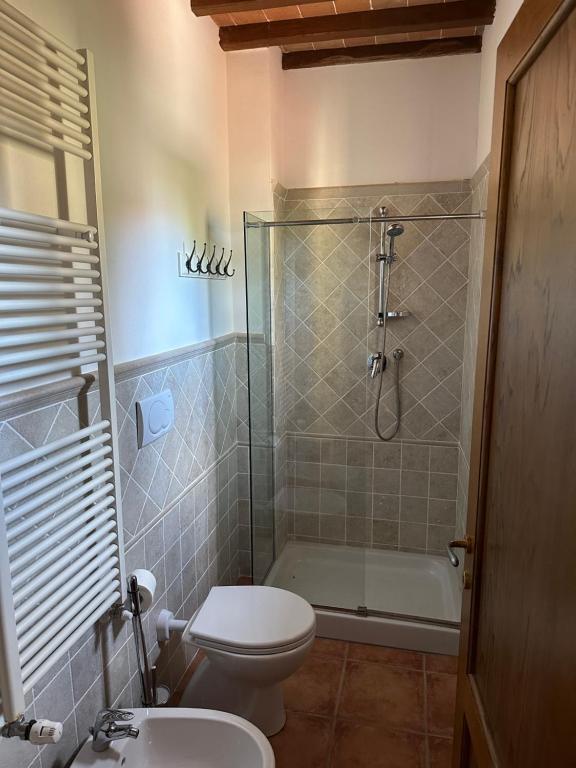 Łazienka w obiekcie Borgo di Gaiole - Casa BD - apartment with a view & travel guide