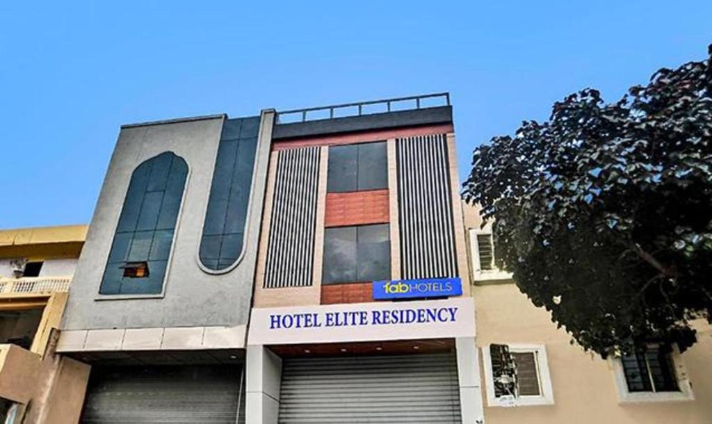 un edificio con un cartel en la parte delantera en FabHotel Elite Residency, en Indore