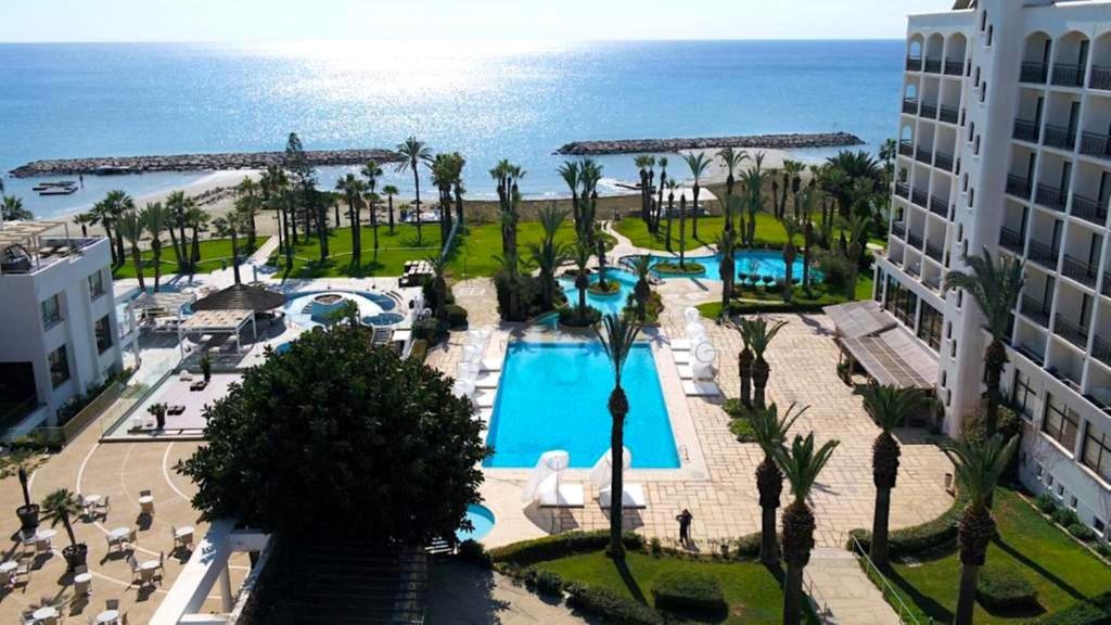 Bazén v ubytování Sandy Beach Hotel & Spa nebo v jeho okolí