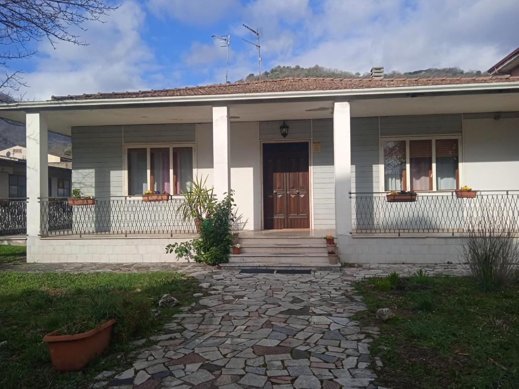 uma casa branca com um alpendre e uma porta em VILLA ESMERALDA em Pozzilli