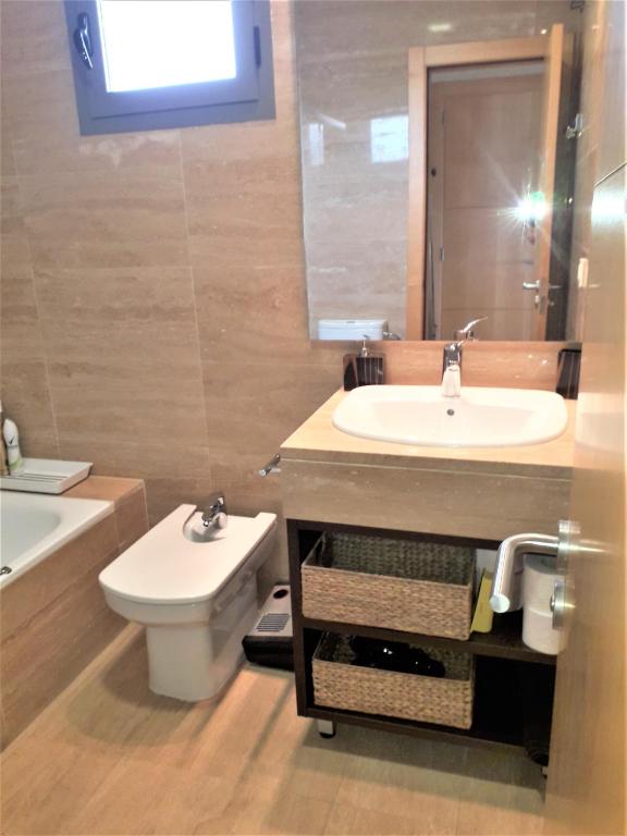 A bathroom at Atico Pacifico Parking y Piscina gratis