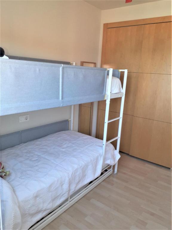 A bed or beds in a room at Atico Pacifico Parking y Piscina gratis