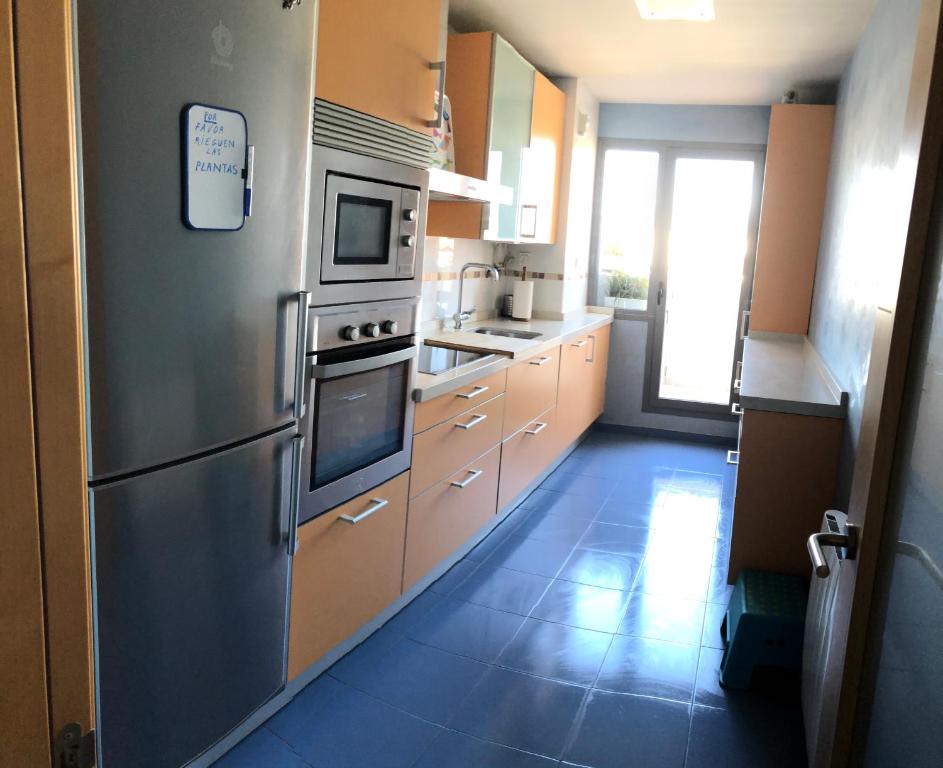 A kitchen or kitchenette at Atico Pacifico Parking y Piscina gratis