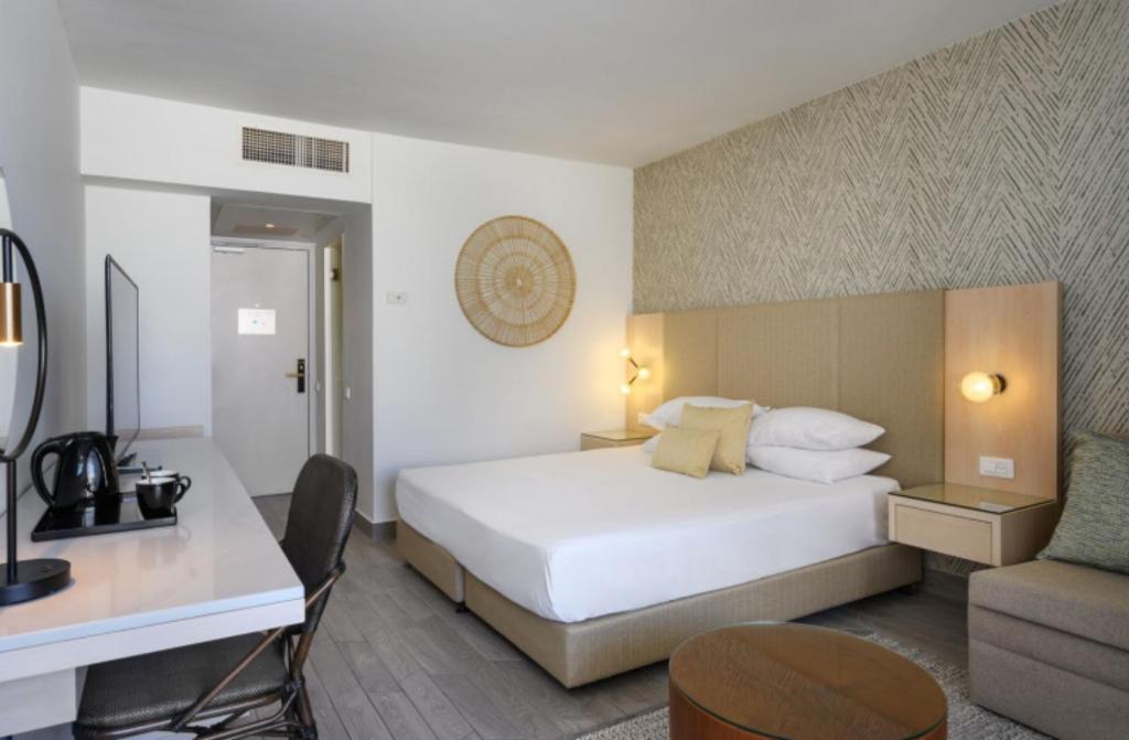 Ein Bett oder Betten in einem Zimmer der Unterkunft Lagoona by Isrotel Collection