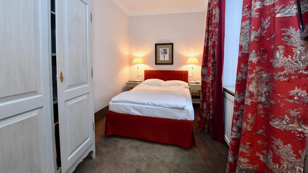 Postel nebo postele na pokoji v ubytování Hotel Bischofshof am Dom