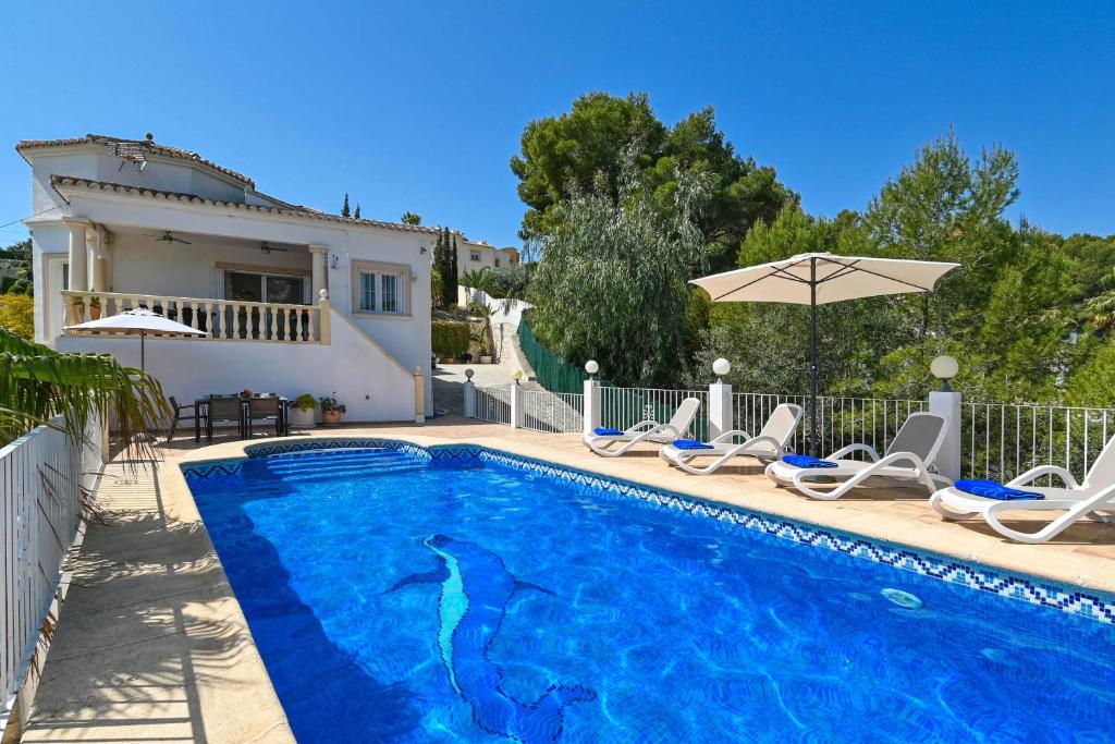The swimming pool at or close to Lara