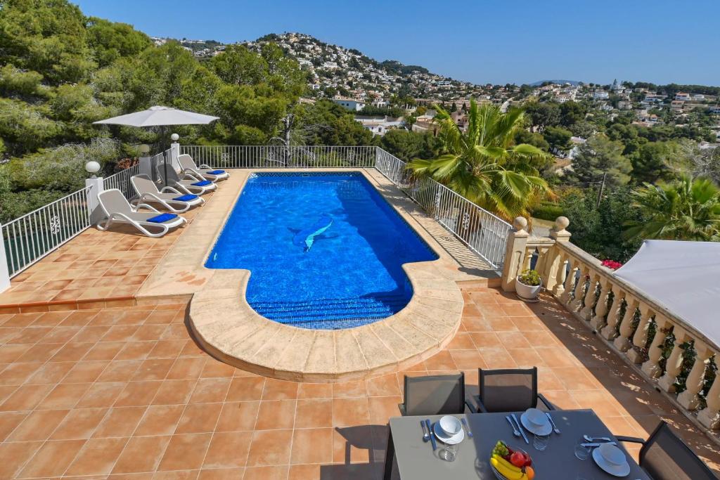 The swimming pool at or close to Lara